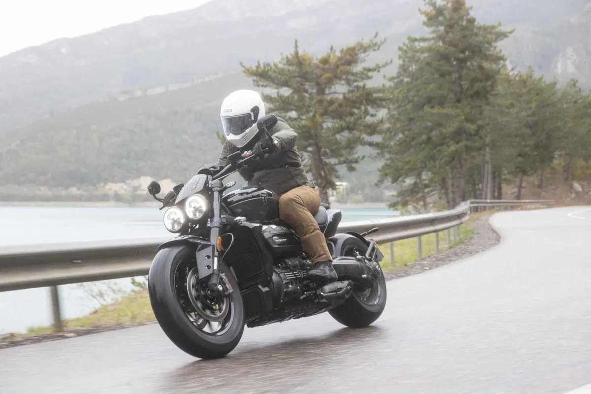 Triumph Rocket 3 Storm R e Storm GT: il TEST del mostro dal cuore grande (9)