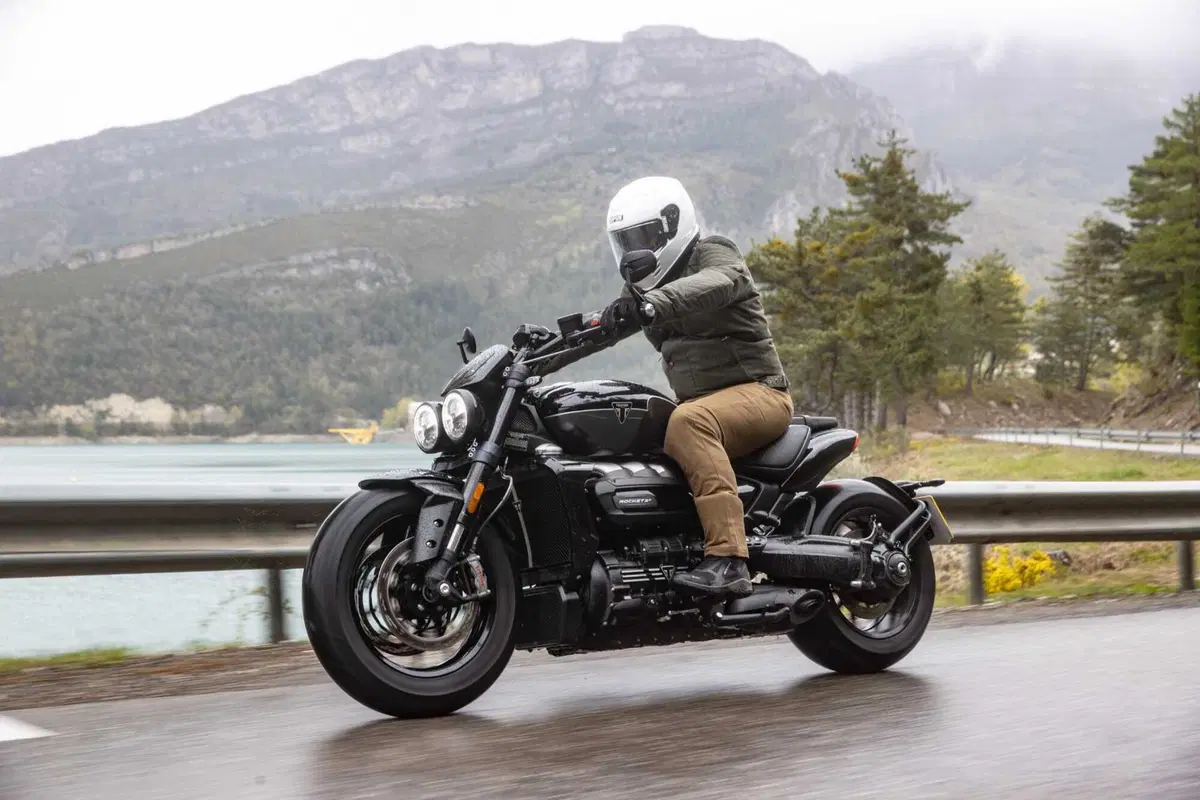 Triumph Rocket 3 Storm R e Storm GT: il TEST del mostro dal cuore grande (10)