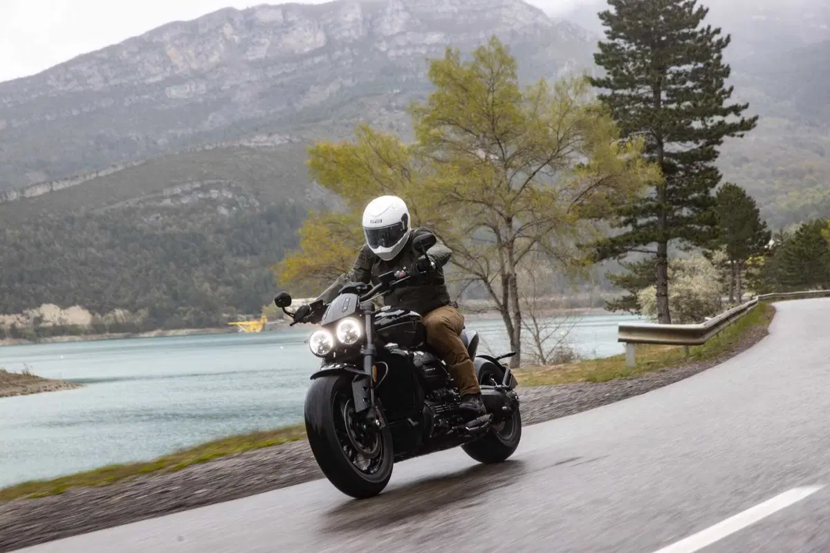 Triumph Rocket 3 Storm R e Storm GT: il TEST del mostro dal cuore grande (11)