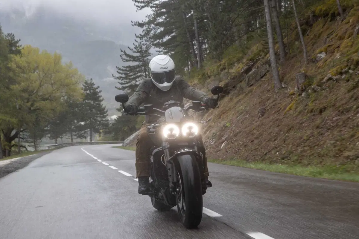 Triumph Rocket 3 Storm R e Storm GT: il TEST del mostro dal cuore grande (12)