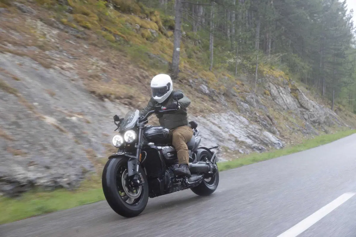 Triumph Rocket 3 Storm R e Storm GT: il TEST del mostro dal cuore grande (13)