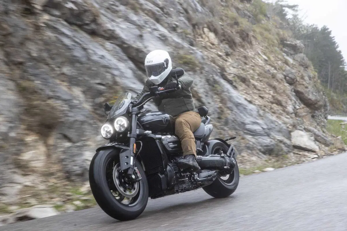 Triumph Rocket 3 Storm R e Storm GT: il TEST del mostro dal cuore grande (14)
