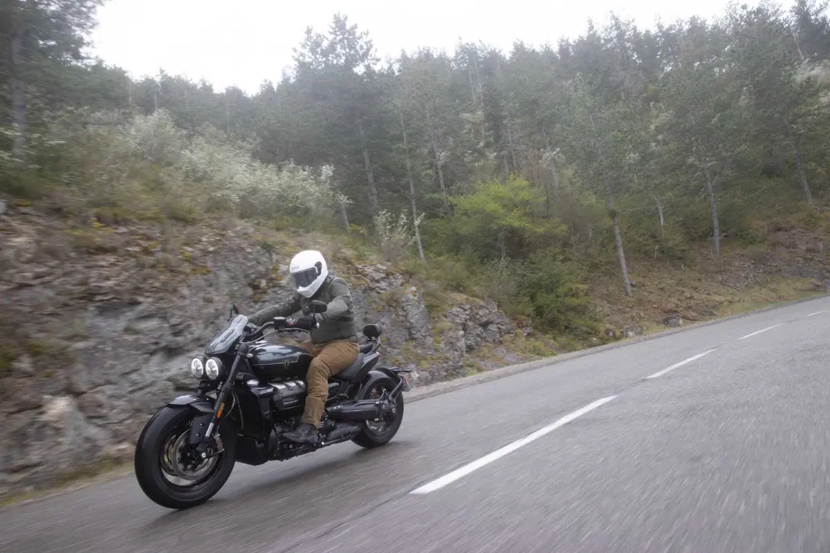 Triumph Rocket 3 Storm R e Storm GT: il TEST del mostro dal cuore grande (15)