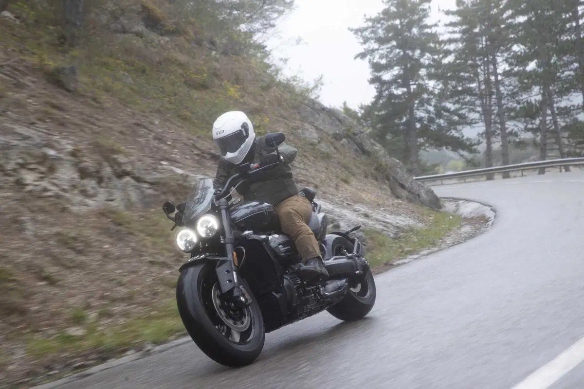 Triumph Rocket 3 Storm R e Storm GT: il TEST del mostro dal cuore grande (17)