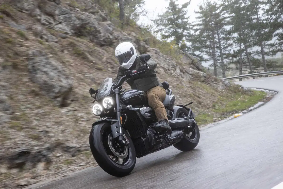 Triumph Rocket 3 Storm R e Storm GT: il TEST del mostro dal cuore grande (16)