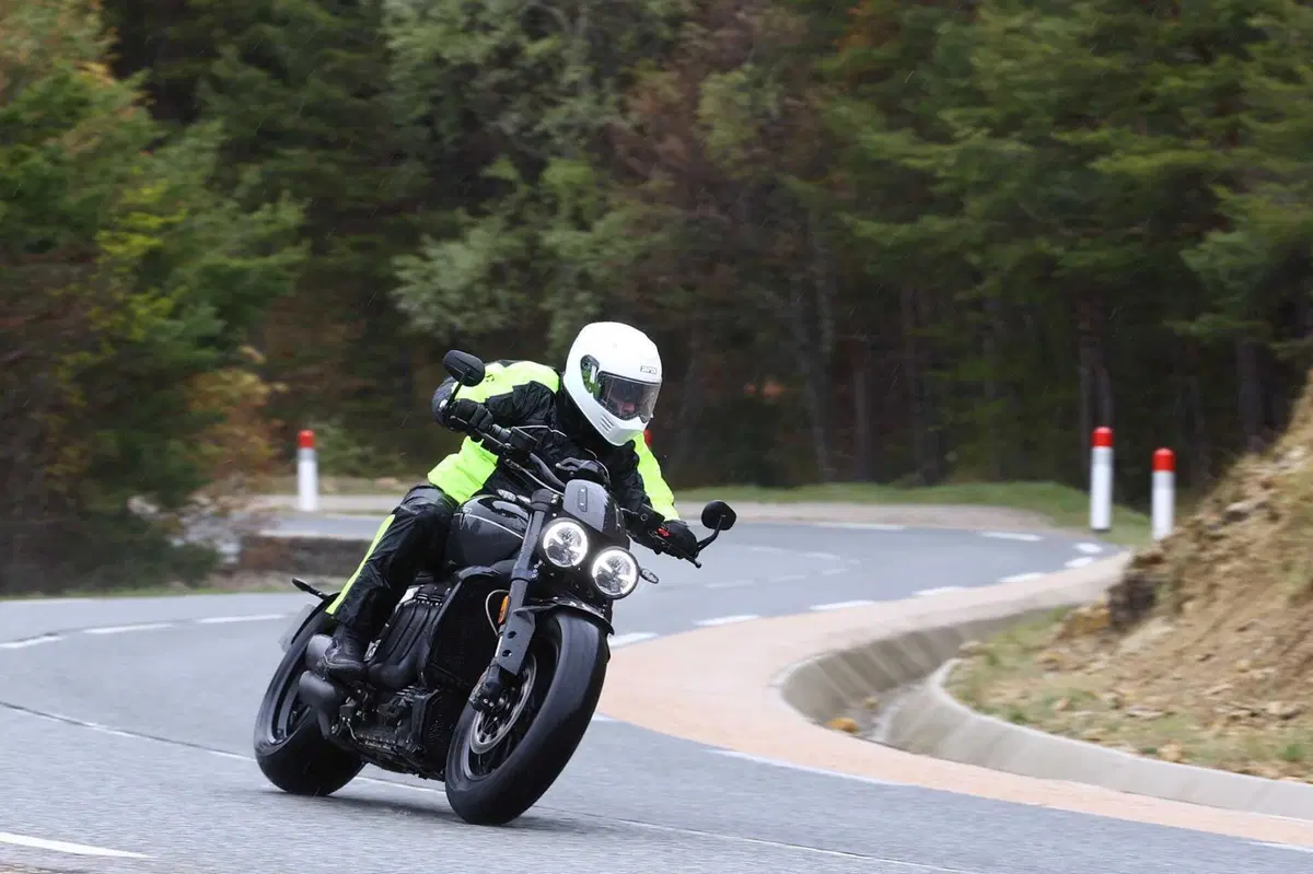 Triumph Rocket 3 Storm R e Storm GT: il TEST del mostro dal cuore grande (18)
