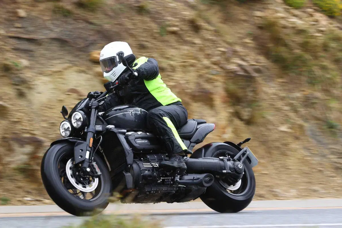 Triumph Rocket 3 Storm R e Storm GT: il TEST del mostro dal cuore grande (19)