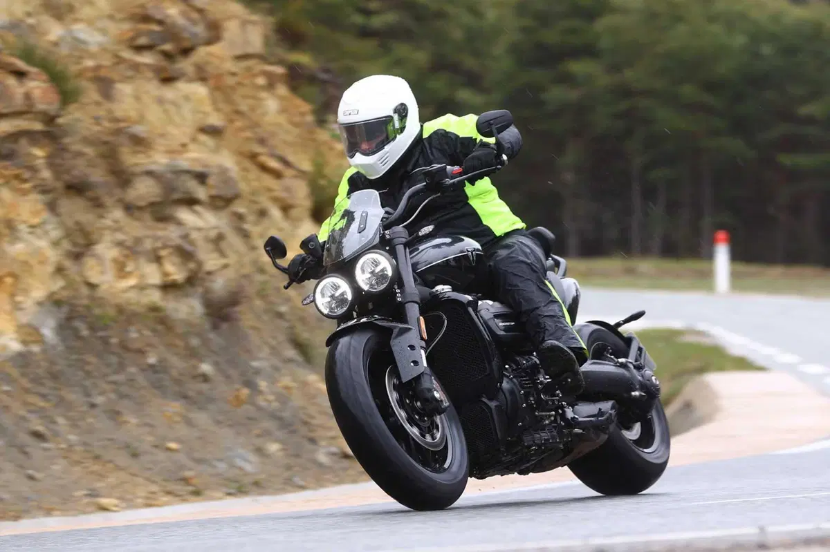Triumph Rocket 3 Storm R e Storm GT: il TEST del mostro dal cuore grande (20)