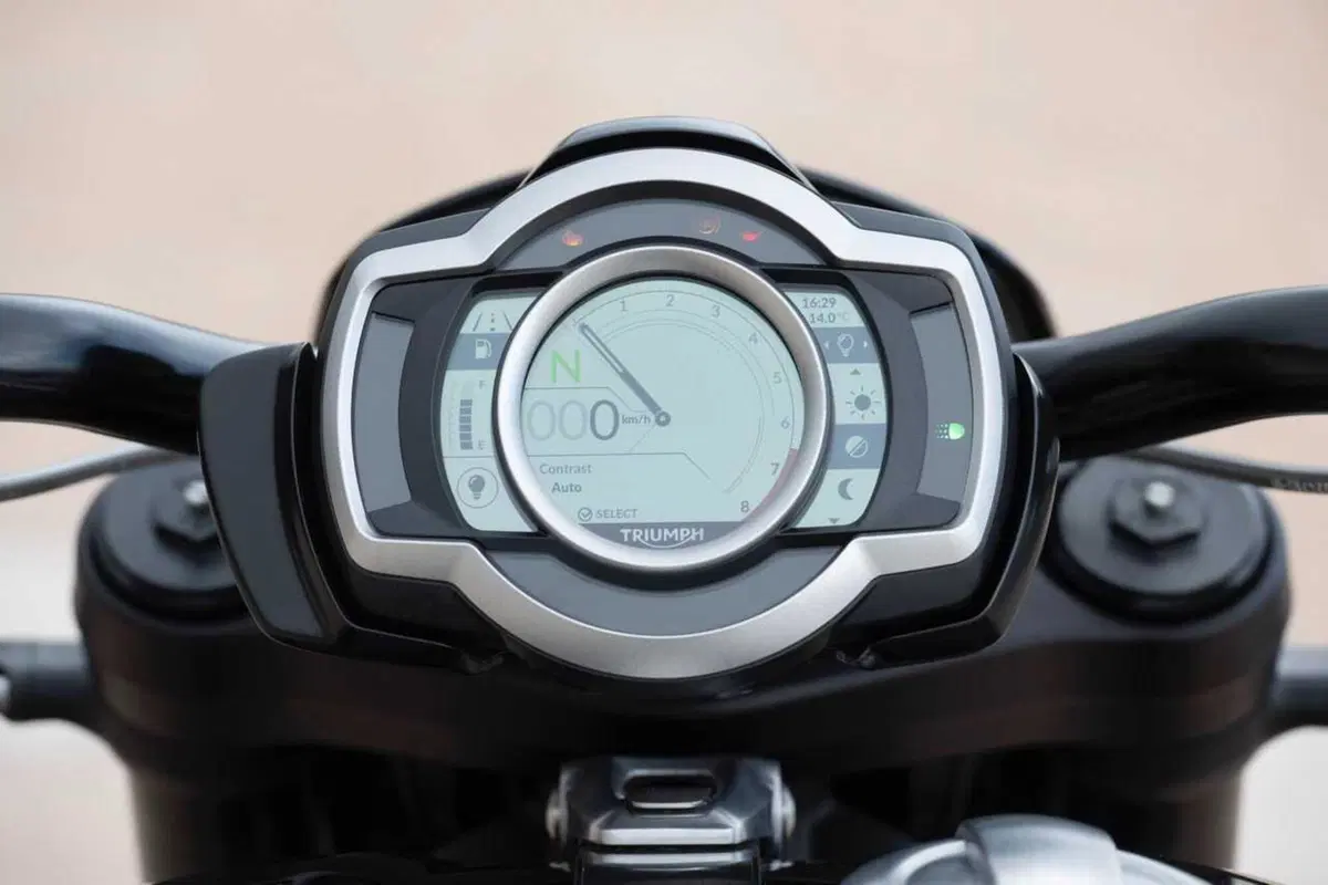 Triumph Rocket 3 Storm R e Storm GT: il TEST del mostro dal cuore grande (76)