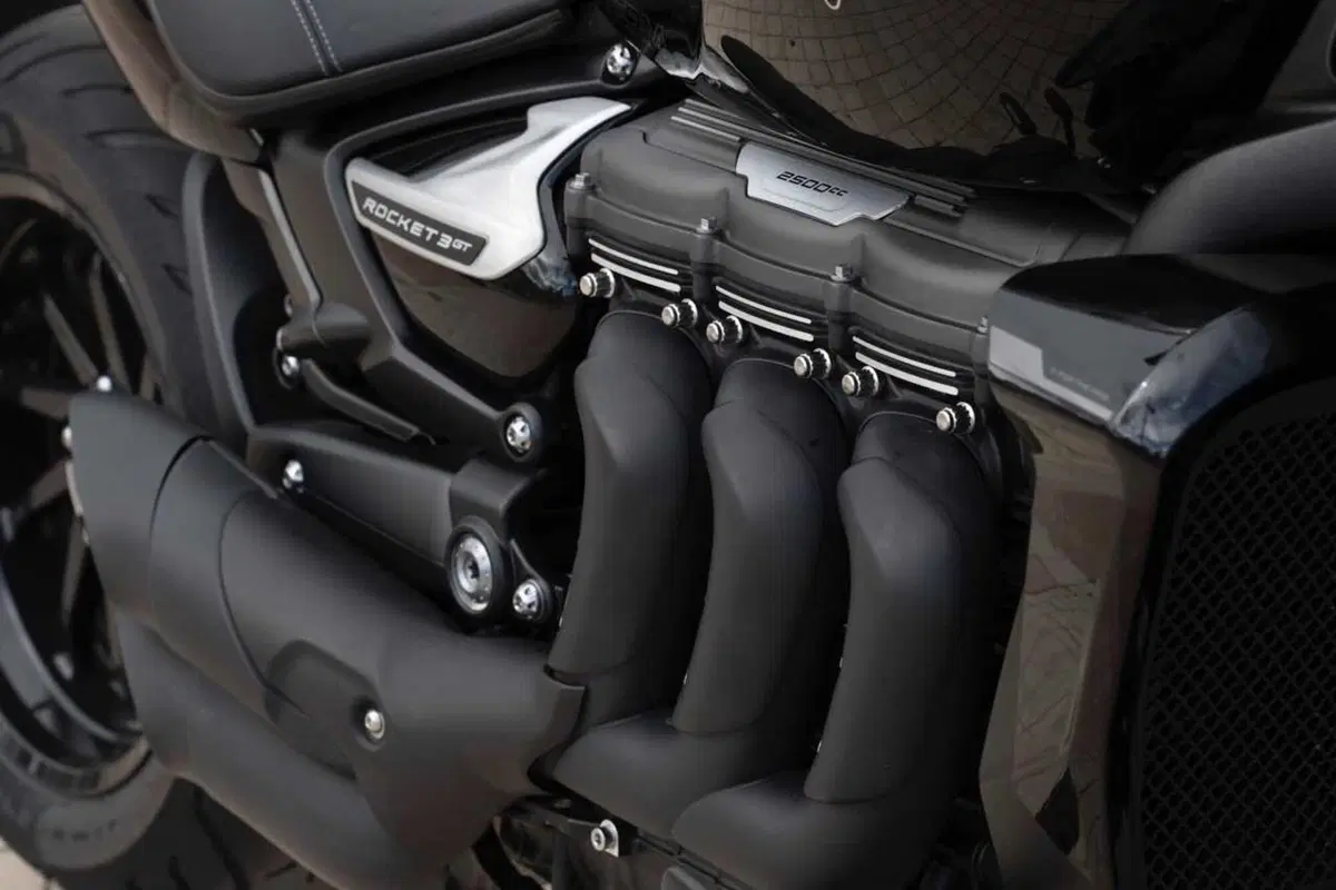Triumph Rocket 3 Storm R e Storm GT: il TEST del mostro dal cuore grande (79)
