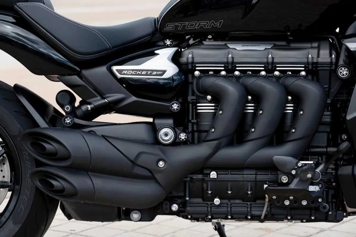 Triumph Rocket 3 Storm R e Storm GT: il TEST del mostro dal cuore grande (83)