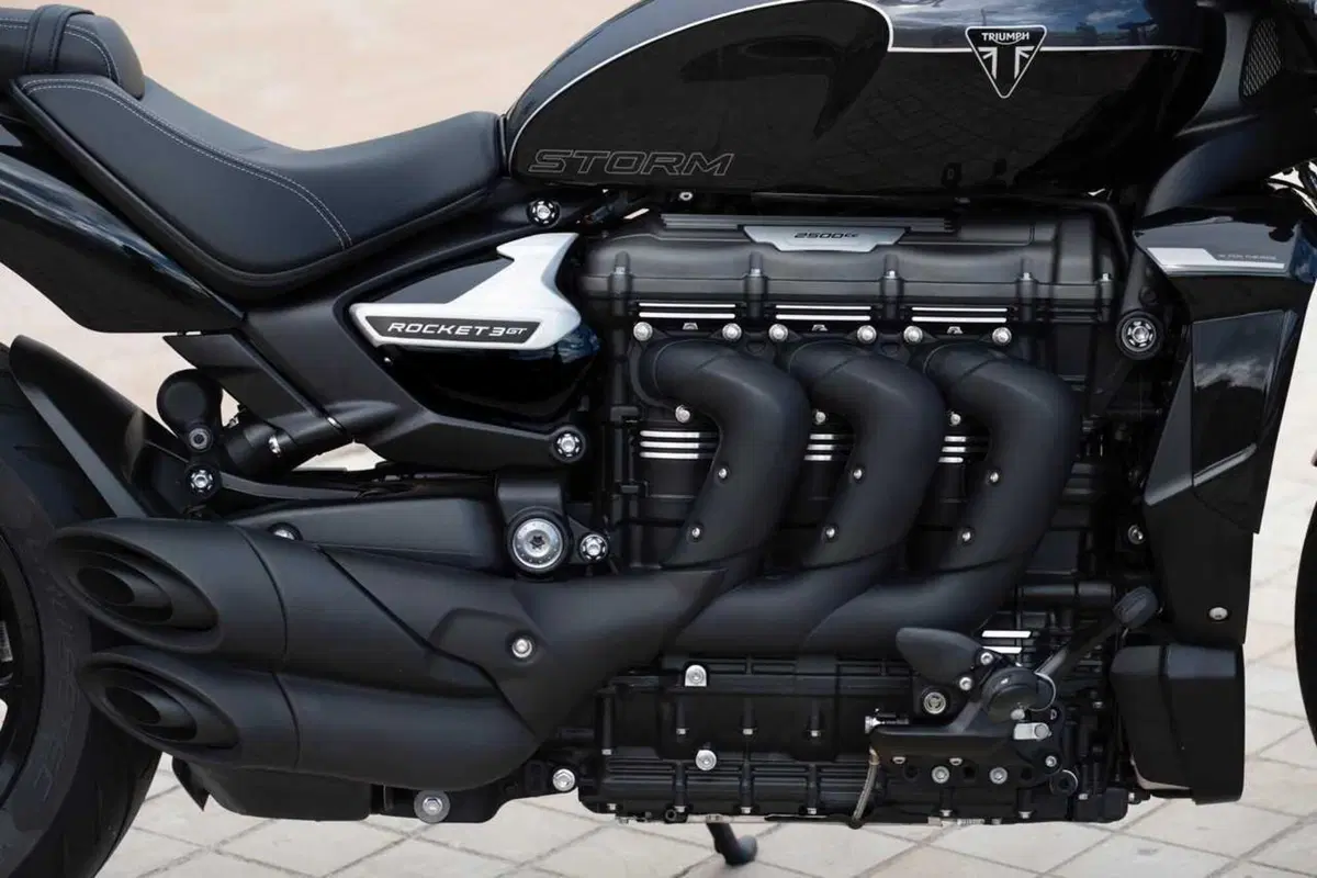 Triumph Rocket 3 Storm R e Storm GT: il TEST del mostro dal cuore grande (84)