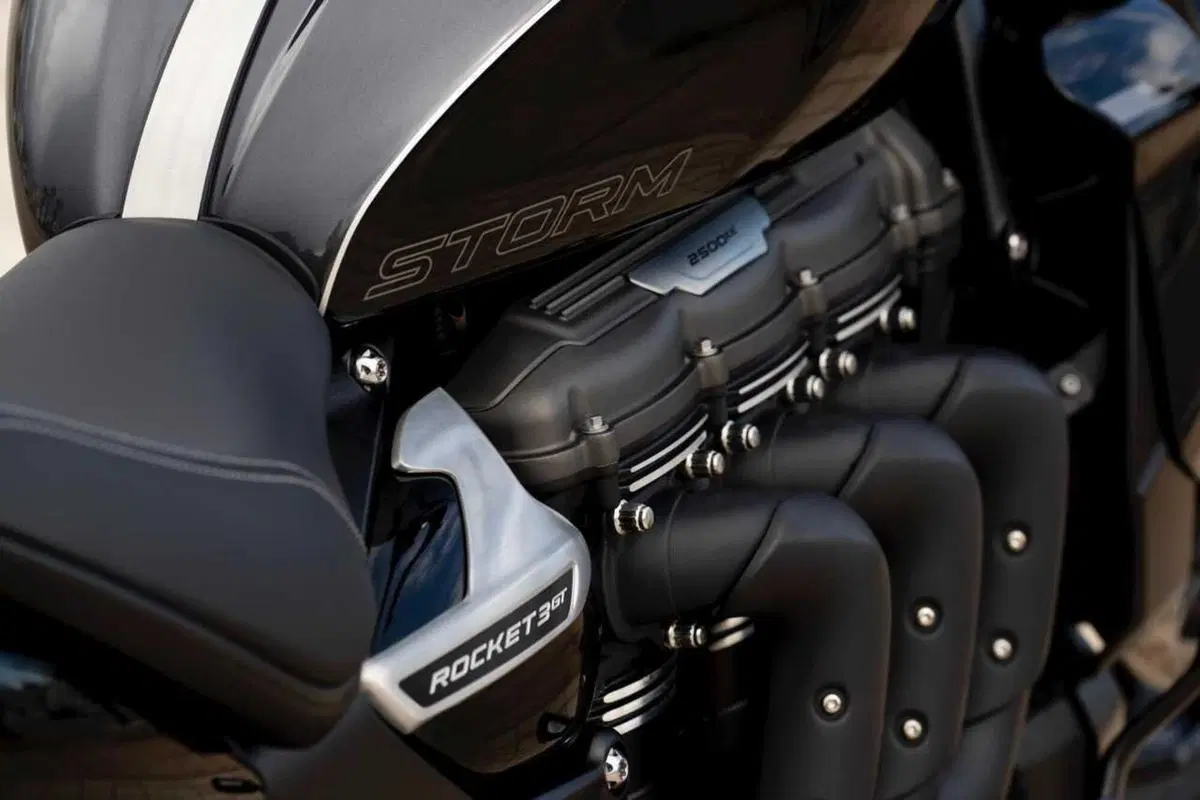 Triumph Rocket 3 Storm R e Storm GT: il TEST del mostro dal cuore grande (86)