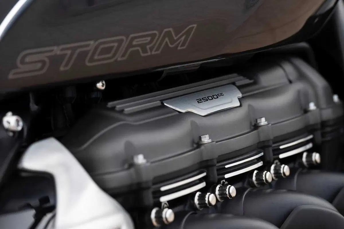 Triumph Rocket 3 Storm R e Storm GT: il TEST del mostro dal cuore grande (106)