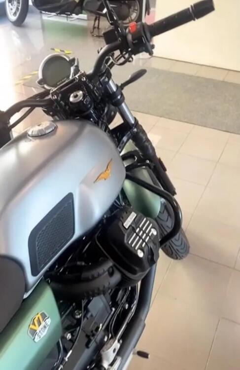 Moto Guzzi V7 Stone Centenario (2021 - 22) (2)