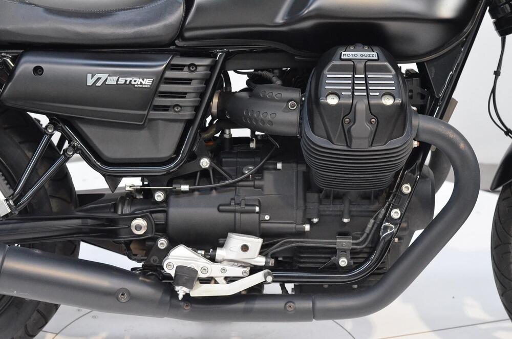 Moto Guzzi V7 III Stone (2017 - 20) (3)