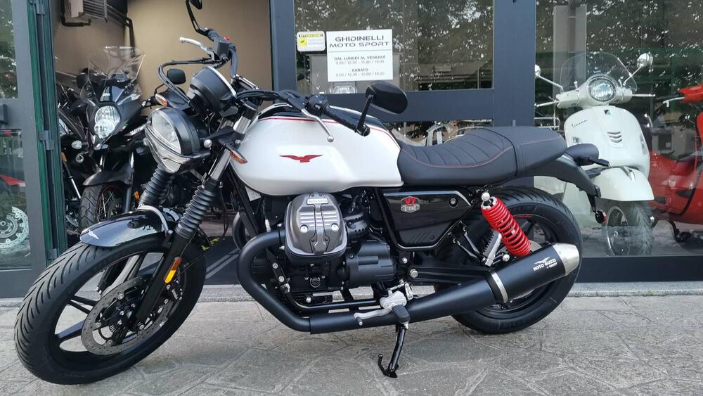 Moto Guzzi V7 Stone Ten (2024)