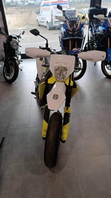 Husqvarna 701 Supermoto (2022) (2)