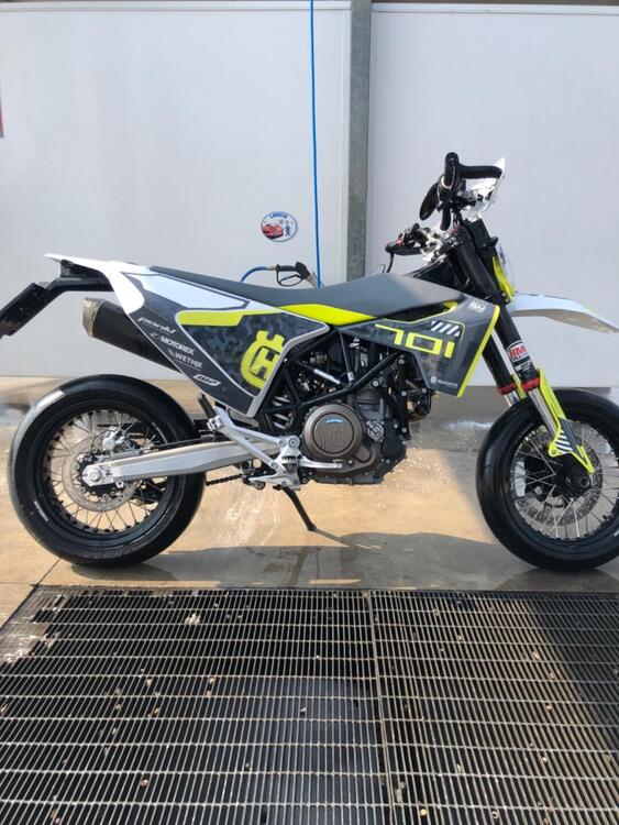 Husqvarna 701 Supermoto (2021) (2)