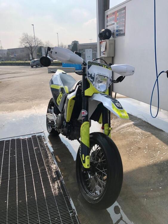 Husqvarna 701 Supermoto (2021) (3)