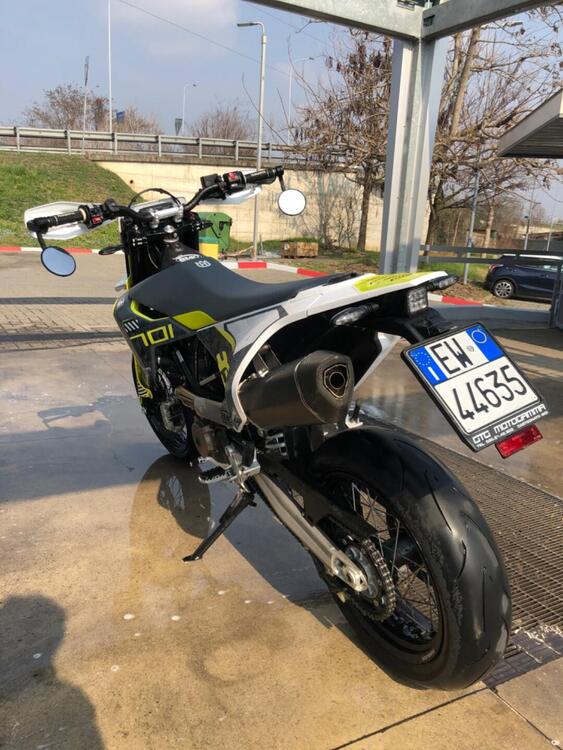 Husqvarna 701 Supermoto (2021) (4)