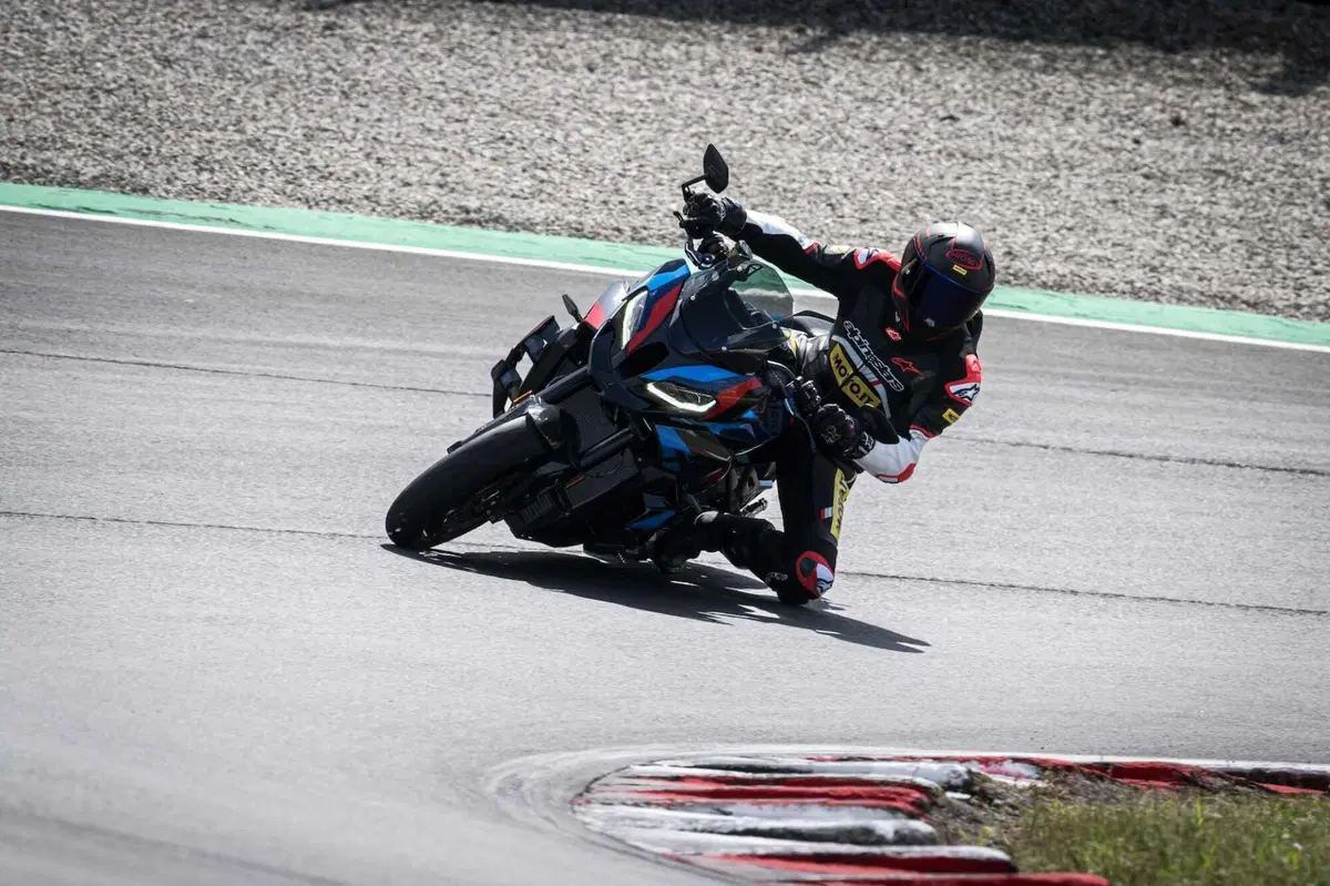 BMW M 1000 XR: Una moto senza senso (6)