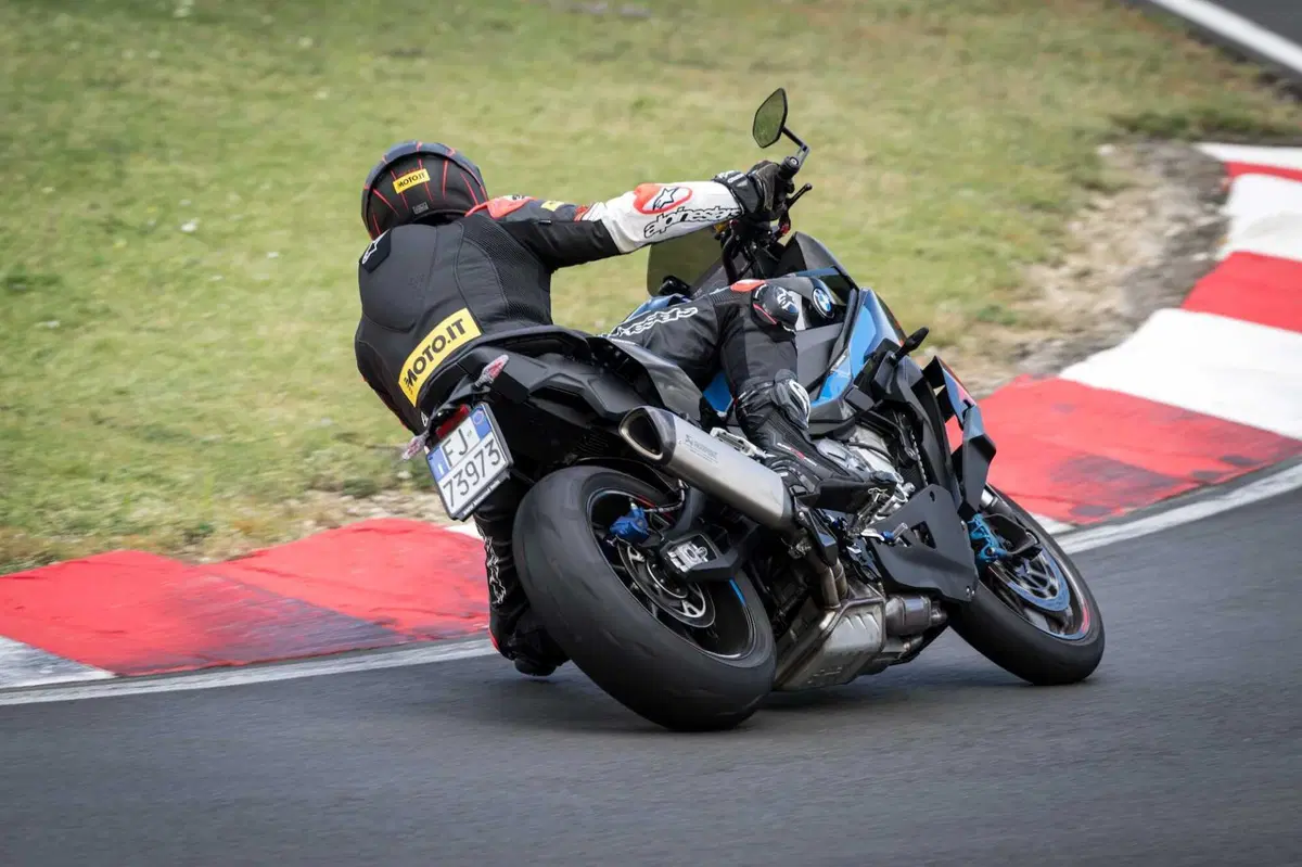 BMW M 1000 XR: Una moto senza senso (7)