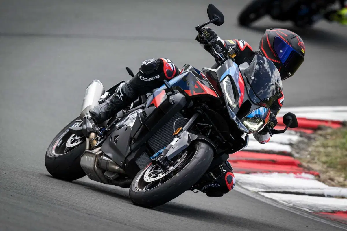 BMW M 1000 XR: Una moto senza senso (10)