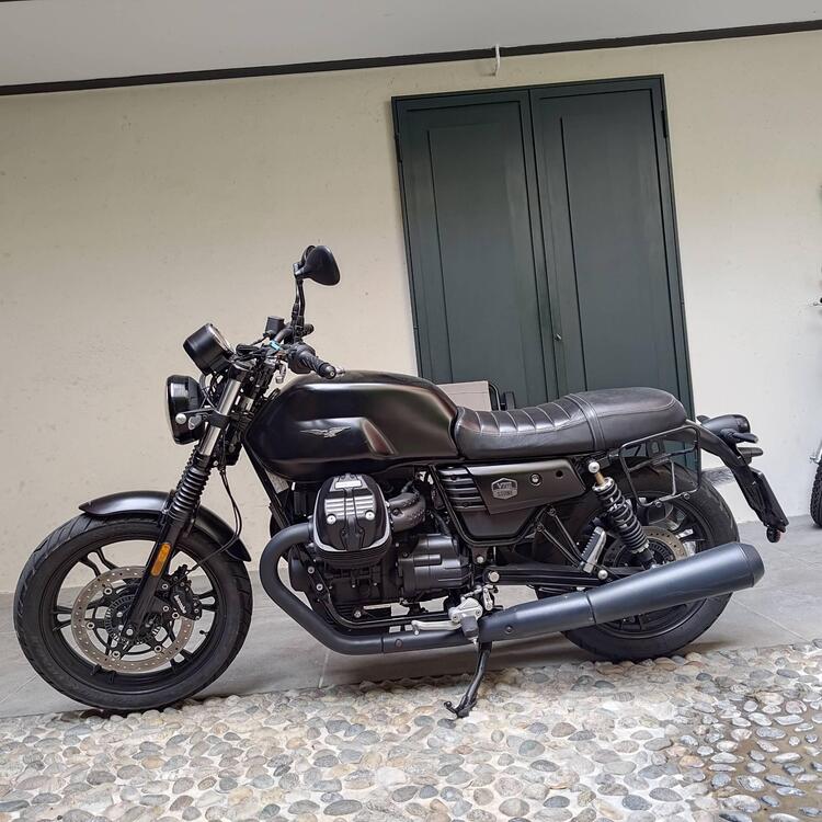 Moto Guzzi V7 III Stone Night Pack (2019 - 20)