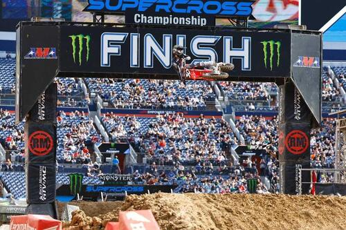 AMA Supercross: Denver è un affare di famiglia. I fratelli Lawrence concludono al primo e secondo posto