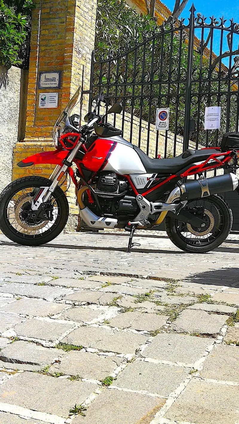 Moto Guzzi V85 TT Evocative Graphics (2021 - 23) (6)