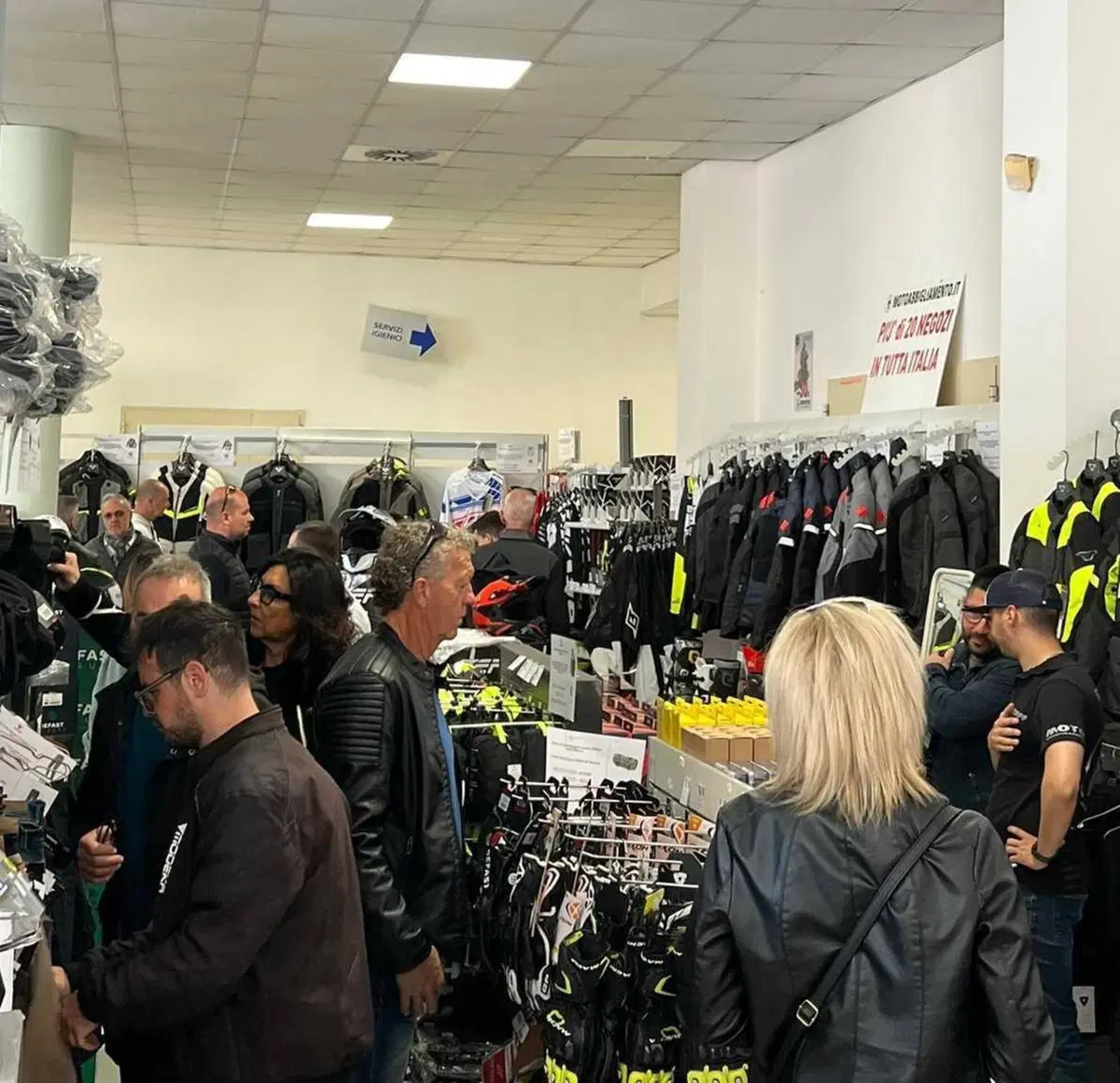 Successo per il Temporary Store Motoabbigliamento allo Sterrare è Umano Trophy 2024 (2)