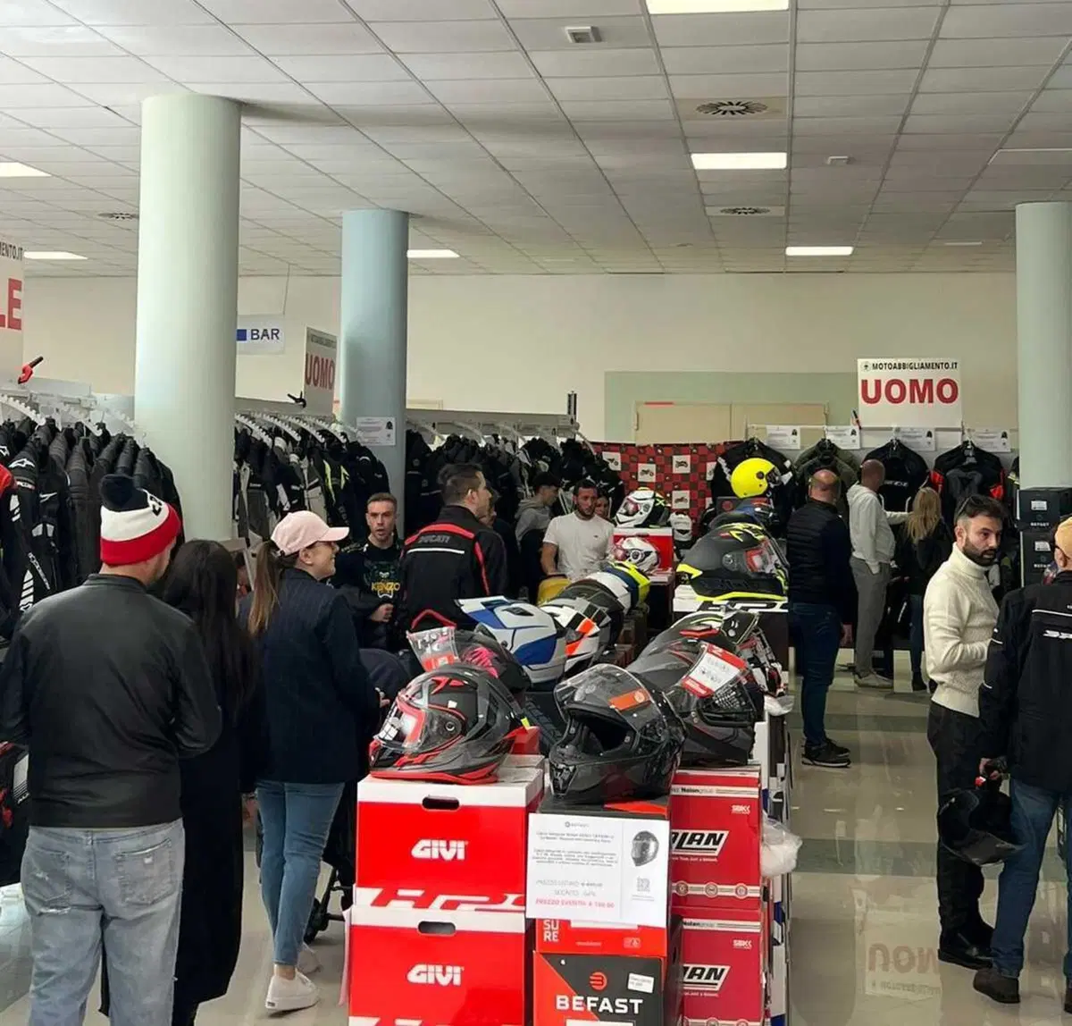 Successo per il Temporary Store Motoabbigliamento allo Sterrare è Umano Trophy 2024 (3)