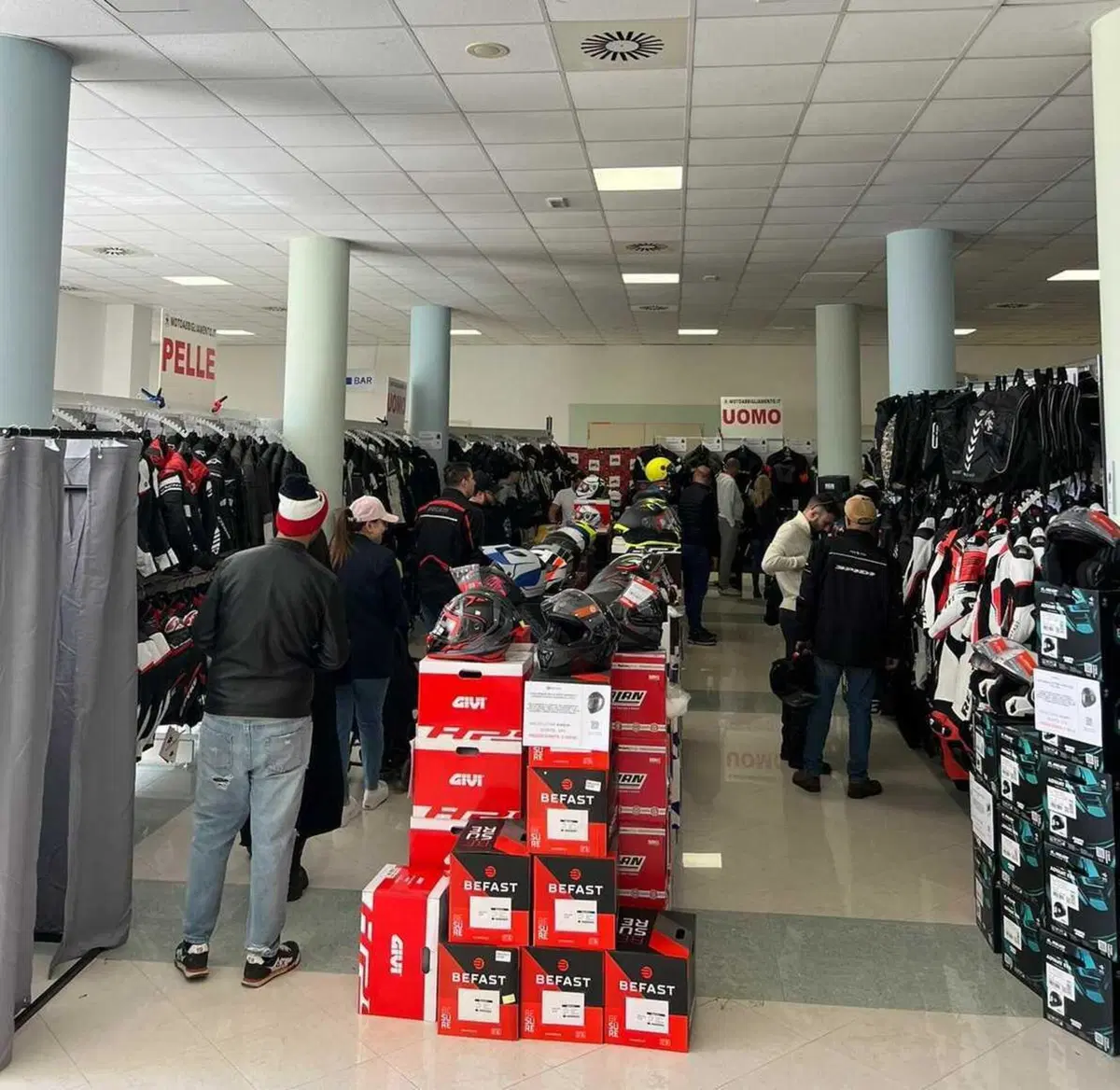 Successo per il Temporary Store Motoabbigliamento allo Sterrare è Umano Trophy 2024 (4)