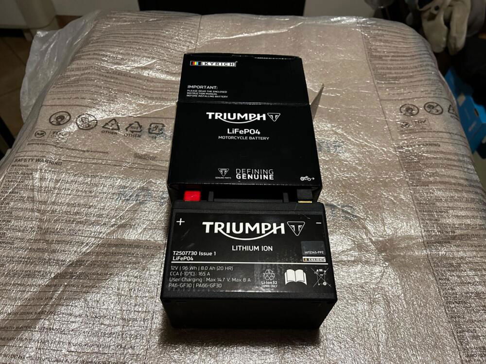 BATTERIA AL LITIO ORIGINALE TIUMPH Triumph (3)