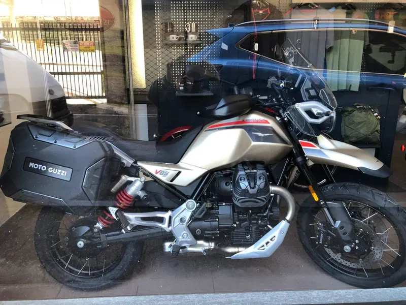 Moto Guzzi V85 TT Travel (2024 - 26)