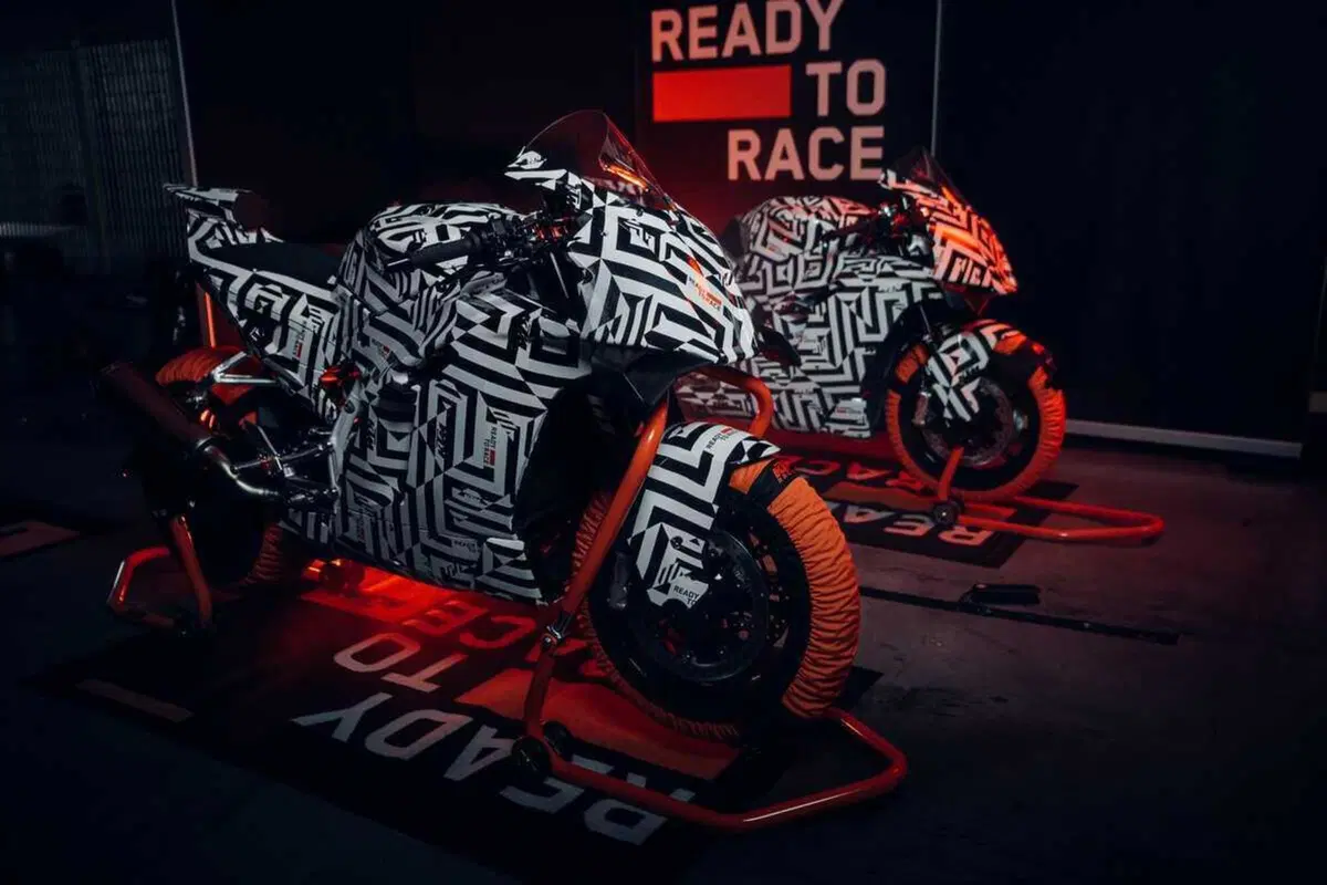 KTM 990 RC R, arriva il prototipo della sportiva carenata KTM! (9)