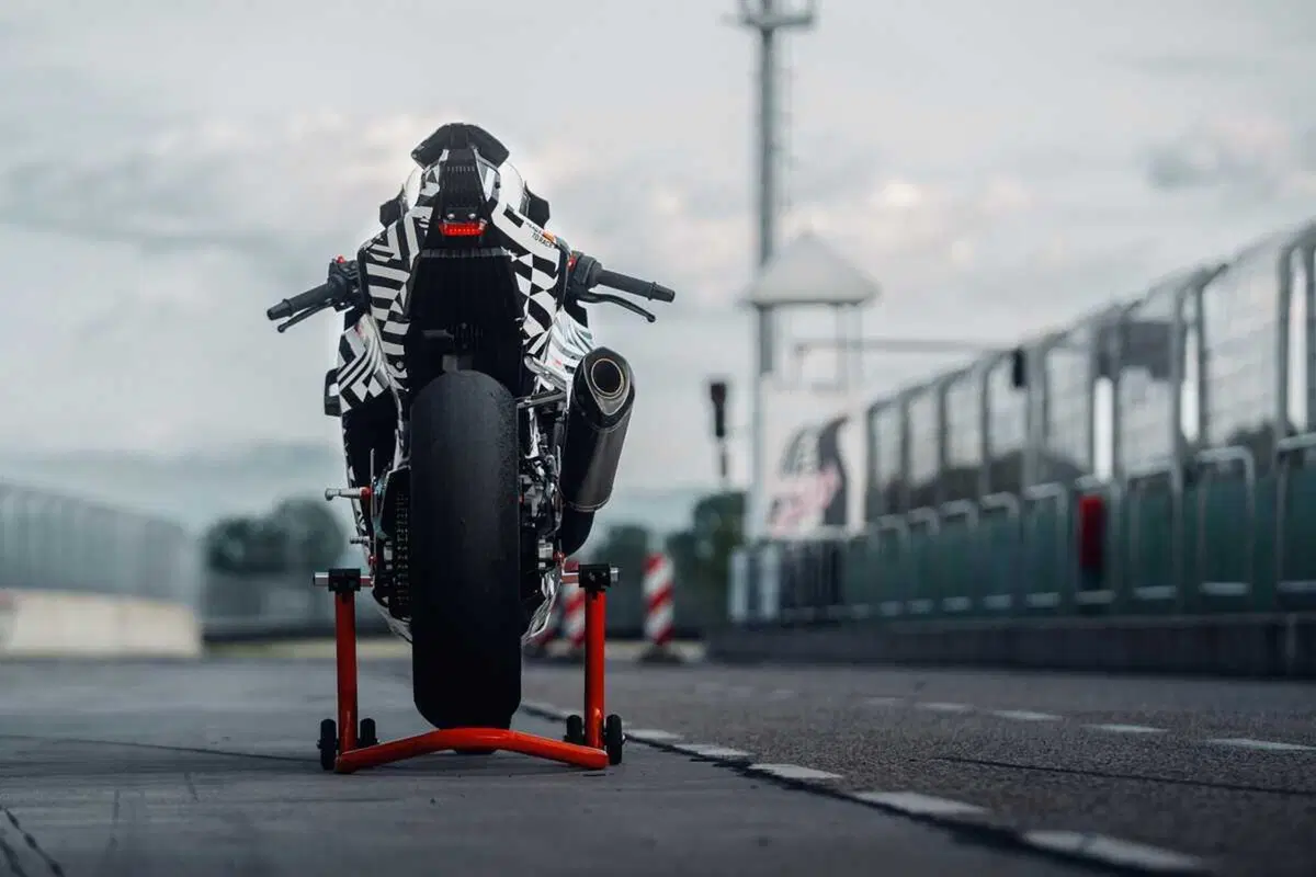 KTM 990 RC R, arriva il prototipo della sportiva carenata KTM! (3)