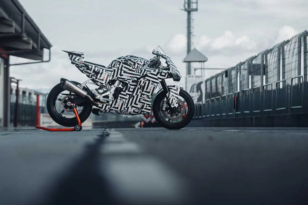 KTM 990 RC R, arriva il prototipo della sportiva carenata KTM! (4)