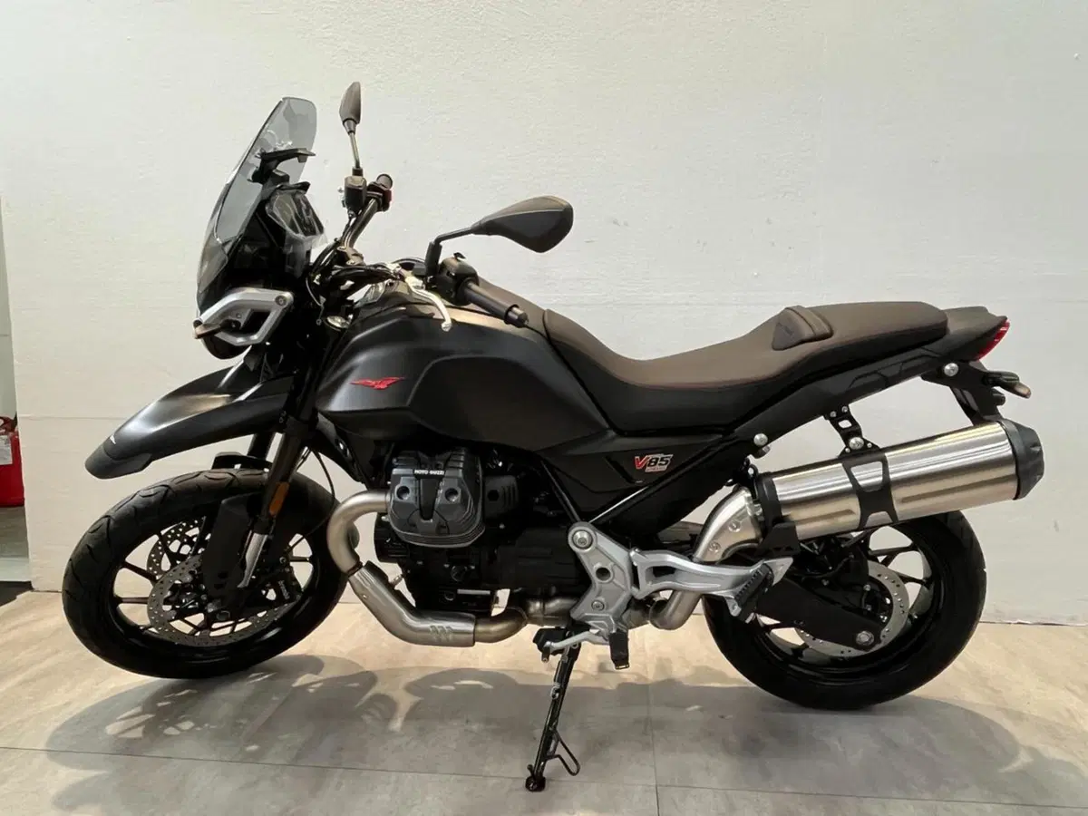 Moto Guzzi V85 Strada (2024 - 26) (2)
