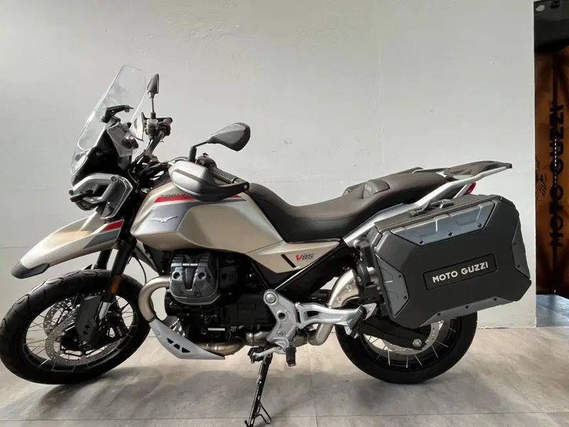 Moto Guzzi V85 TT Travel (2024 - 26) (2)