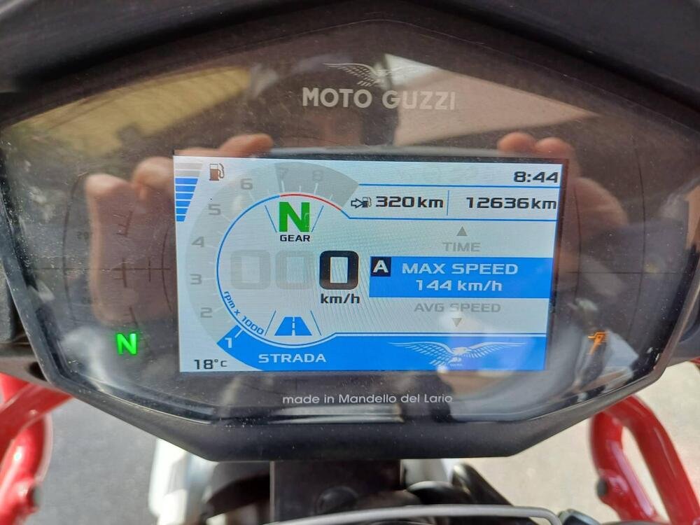 Moto Guzzi V85 TT Evocative Graphics (2021 - 23) (3)