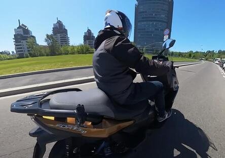 TEST maxi scooter QJ Fort 350: comodità, prestazioni e prezzo competitivo [VIDEO]