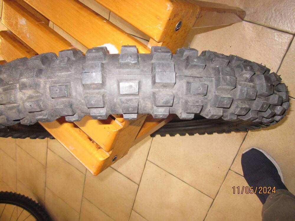 Gomme pirelli MT 07 350x19. (4)