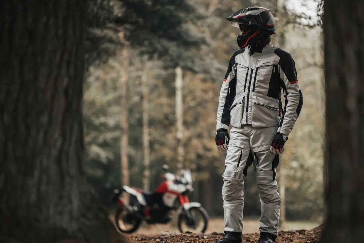 X-ROVER: ecco il nuovo completo Acerbis per l'adventouring