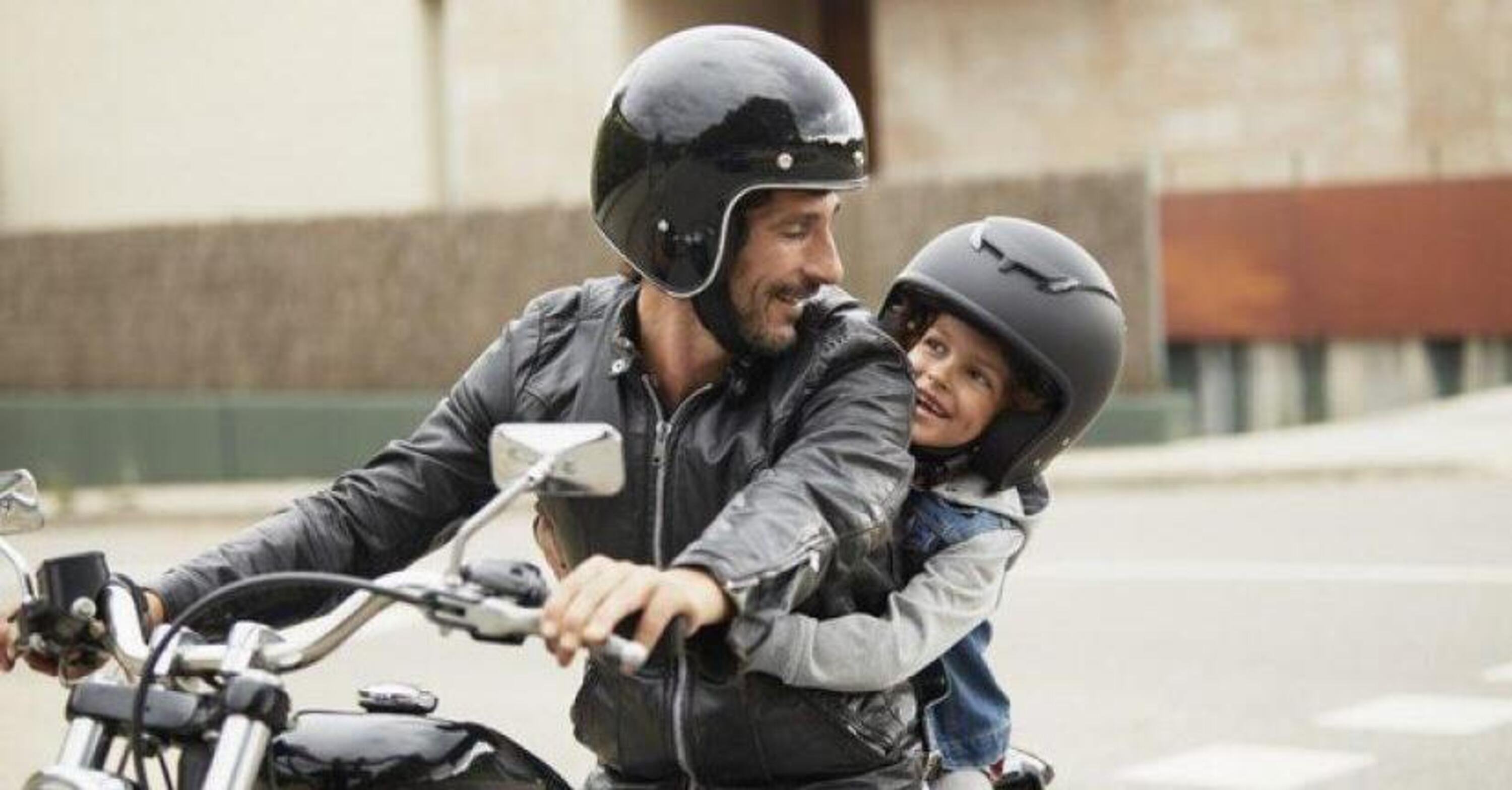 Bambini in moto: et&agrave; minima per trasporto in moto e scooter e leggi in vigore [GUIDA]