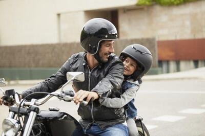 Bambini in moto: et&agrave; minima per trasporto in moto e scooter e leggi in vigore