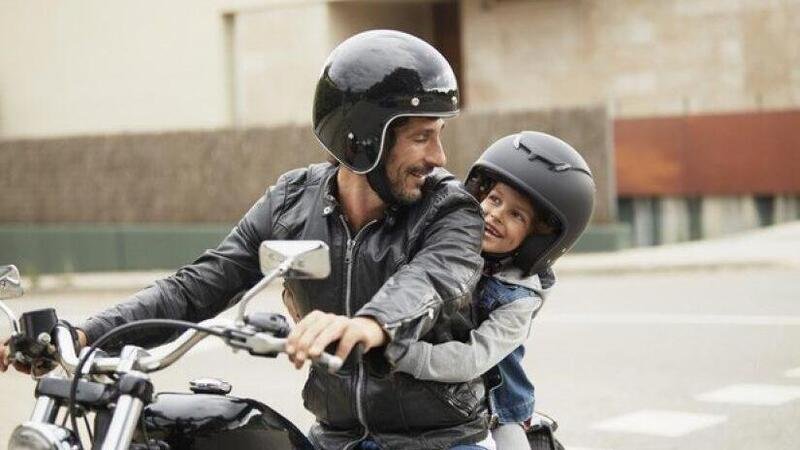 Bambini in moto: et&agrave; minima per trasporto in moto e scooter e leggi in vigore