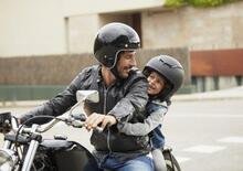 Bambini in moto: età minima per trasporto in moto e scooter e leggi in vigore [GUIDA]