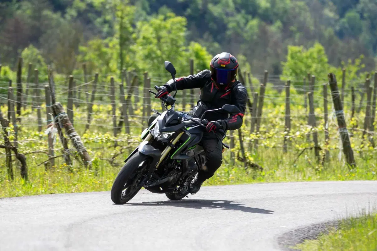 QJ SRK 125 S:  (4)